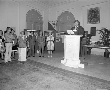 102798 Afbeelding van de opening van de tentoonstelling over Koningin Wilhelmina door burgemeester H.J.L. Vonhoff in de ...